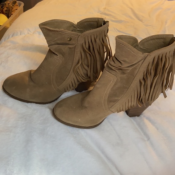 Precious, tan, fringed booties - Picture 3 of 5